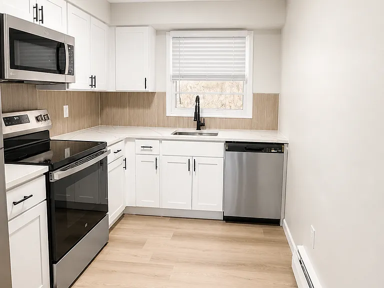 Town House Apts — Photo 3