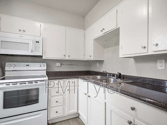 3rd image of 1806 W Oakwood St