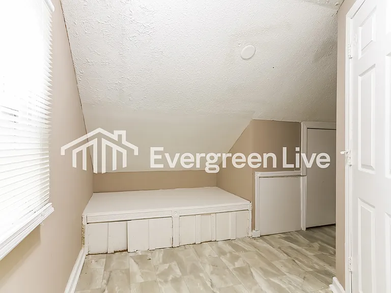 894 Antwerp Rd — Photo 14
