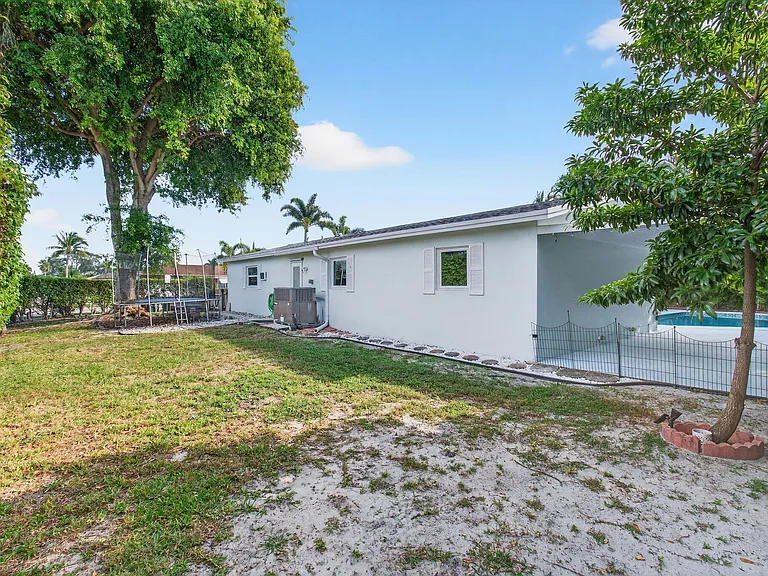 699 NW 16th Ave — Photo 36
