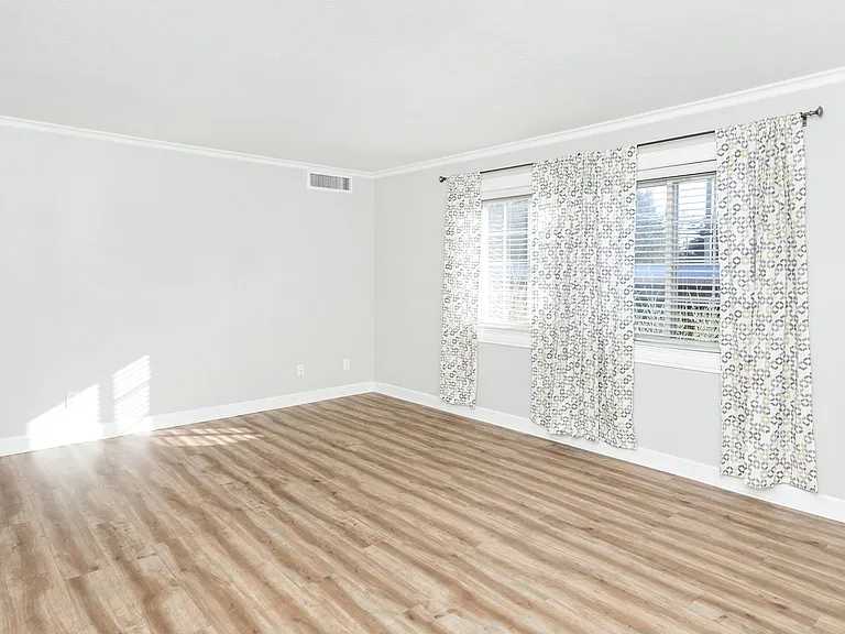 2377 Walton Blvd #11 — Photo 3