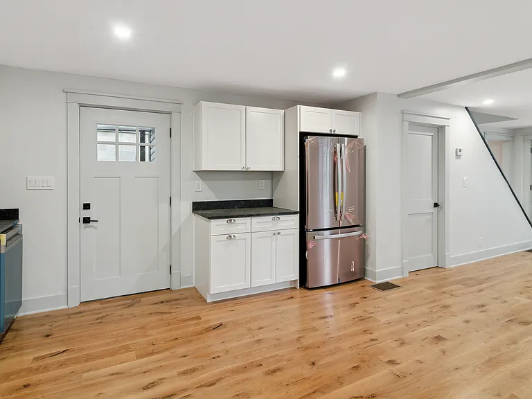 317 James St — Photo 8
