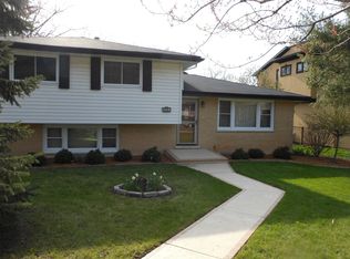 8916 Palisades Rd, Burr Ridge, IL 60527