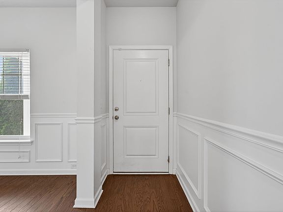 4th image of 3026 Dove Ct N