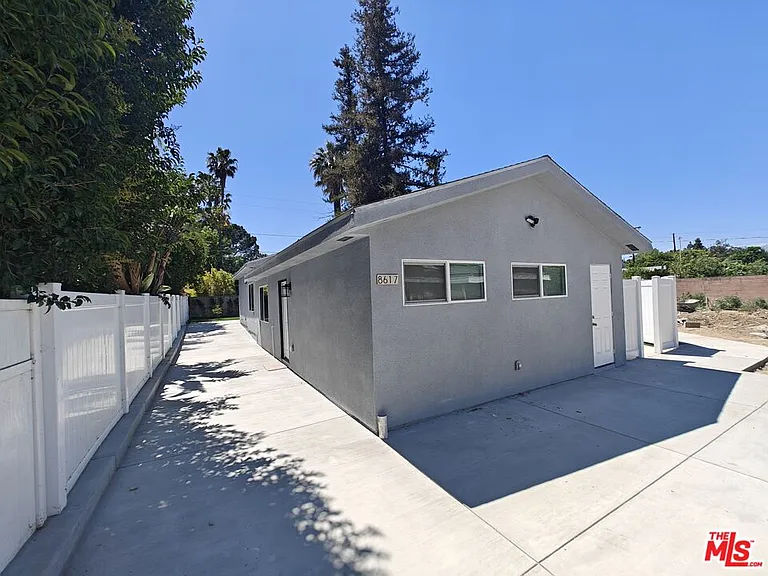 8617 Hatillo Ave — Photo 19
