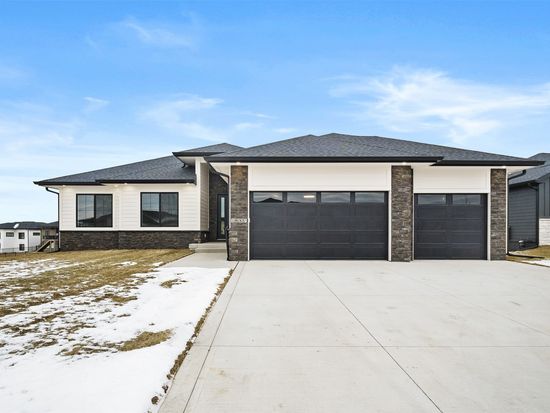 18007 Hammontree Cir, Clive, IA 50325