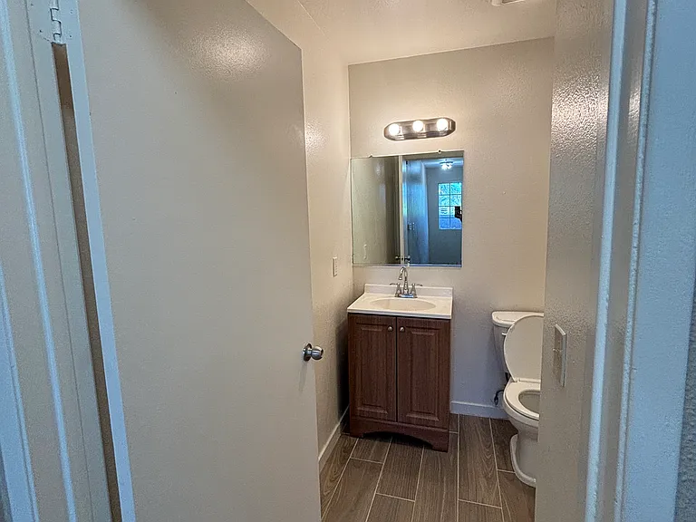 6924 Vesper Ave — Photo 7
