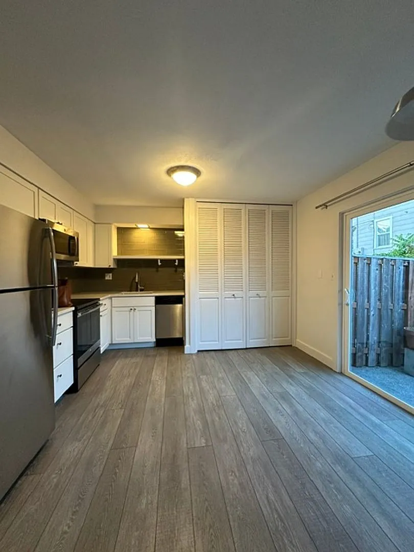 Remodeled 2 Bedroom Duplex Near Division Street with Fenced Patio, Parking & Updated Kitchen — Photo 4
