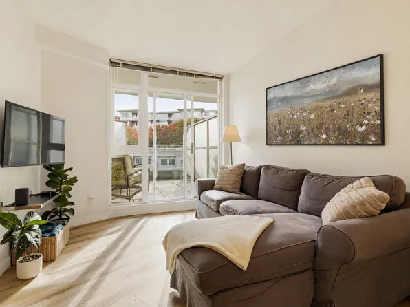4028 Knight St #321, Vancouver, BC V5N 5Y8