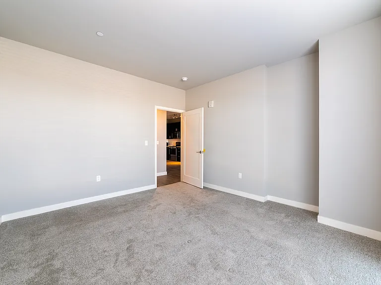 20 West — Photo 6