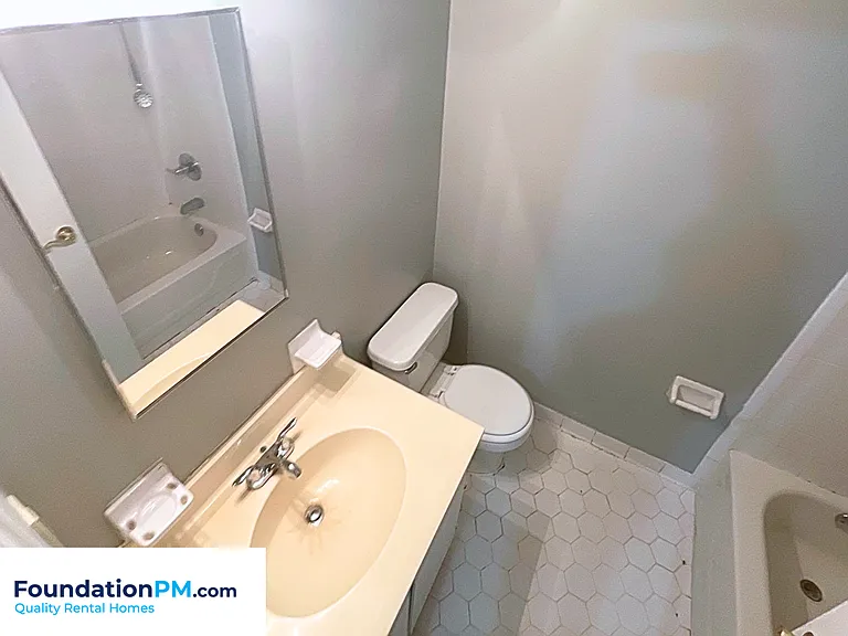 1375 Adelaide St — Photo 8