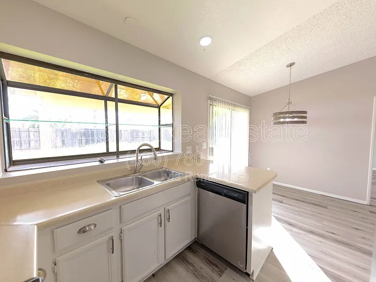 10713 W Campbell Ave — Photo 12