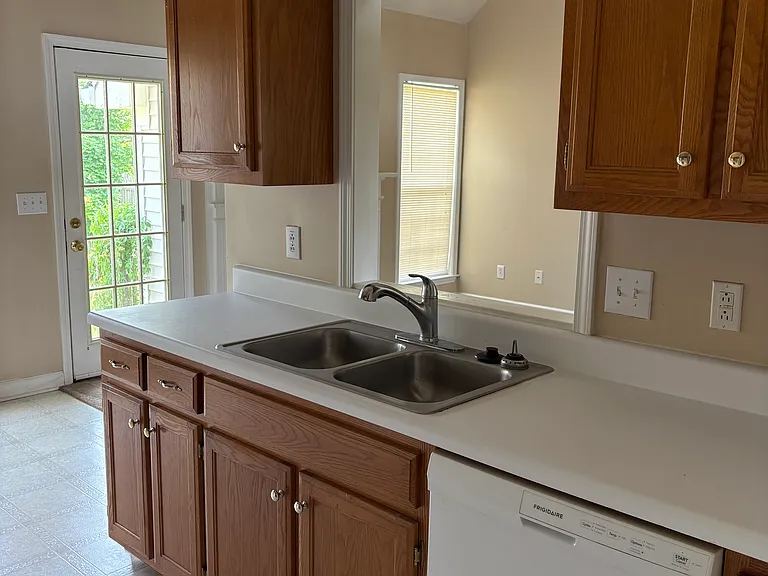 1108 McDonough Cir — Photo 6
