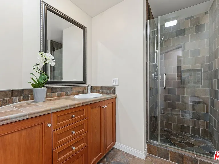1315 Roxbury Dr #201 — Photo 24