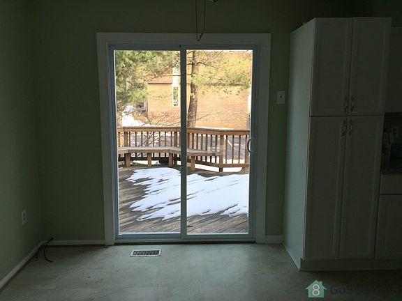4th image of 111 Deer Park Ln