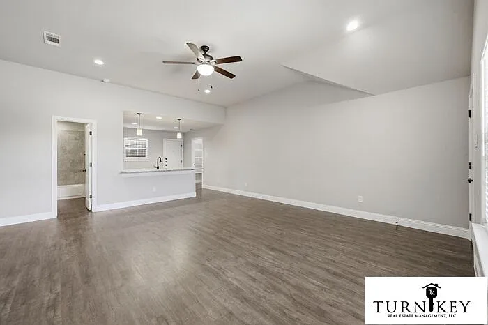 3 bed, 2.0 bath, 1227 sqft, $1,695 — Photo 2