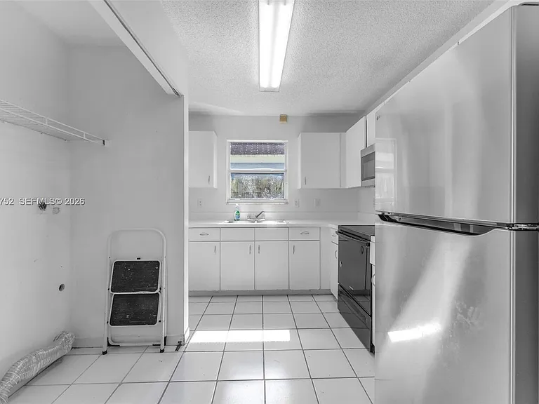 768 SW 9th St — Photo 7