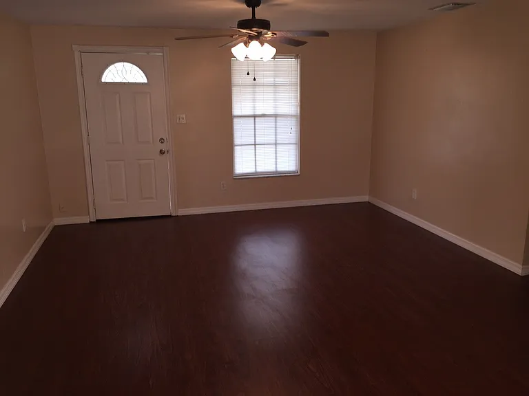 247 Oakwood Dr — Photo 2