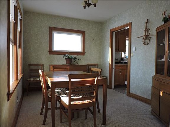 4th image of 38 Hazeltine Ave