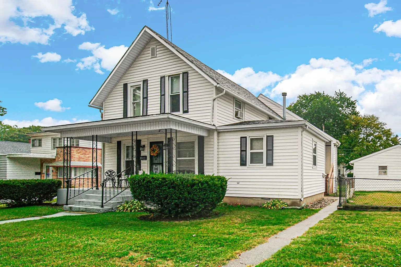 228 Elliott St photo 1