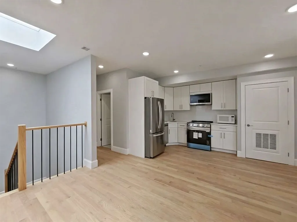 2 bed, 1.0 bath, $3,225 — Photo 4