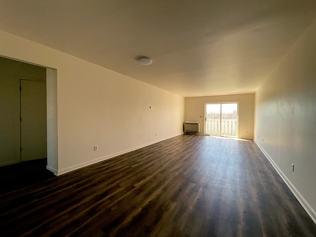 Building Photo - 104 S Meadow Dr #104