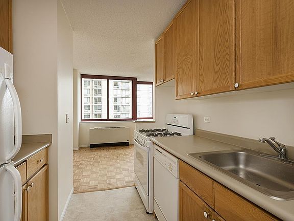 5th image of 4-74 48th Ave APT 11G