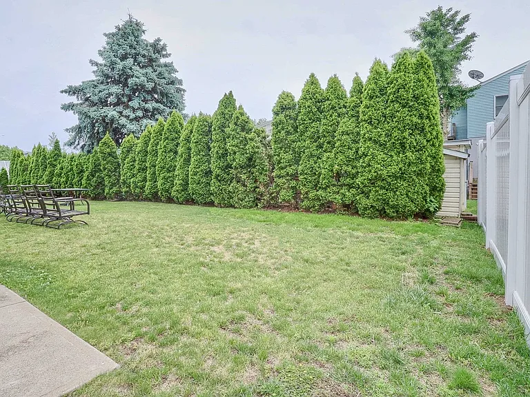 20 Franklin Ave — Photo 16