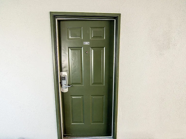 Royal Viking Apartments — Photo 14