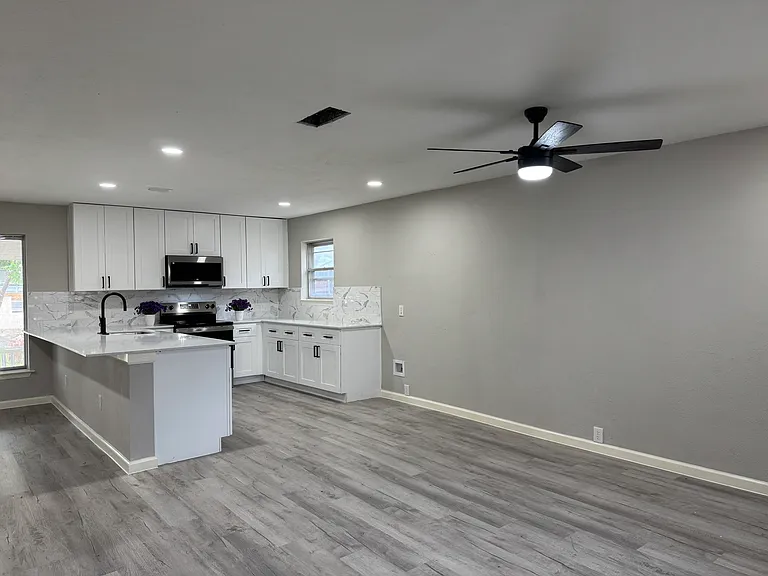 2214 Reever St — Photo 1