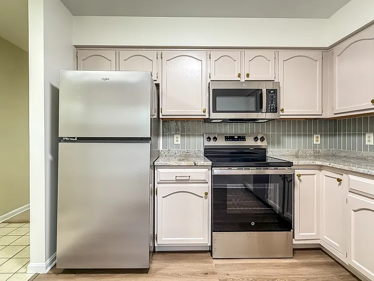 208 Greenview Dr — Photo 4