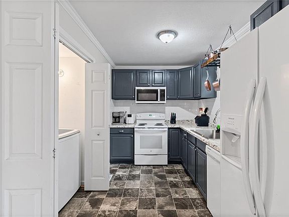 4th image of 504 Wellington St