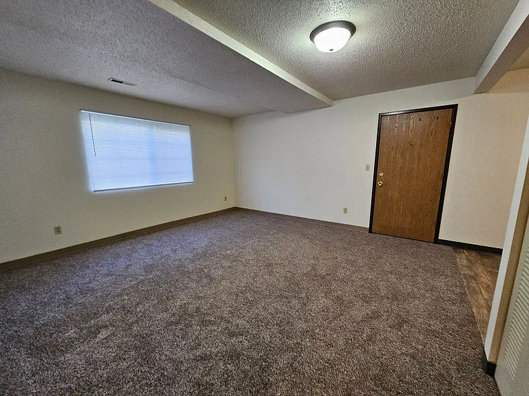 2470 Lakeside Dr — Photo 8