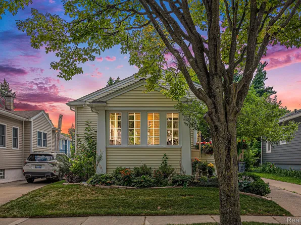 1552 Bennaville Ave, Birmingham, MI 48009