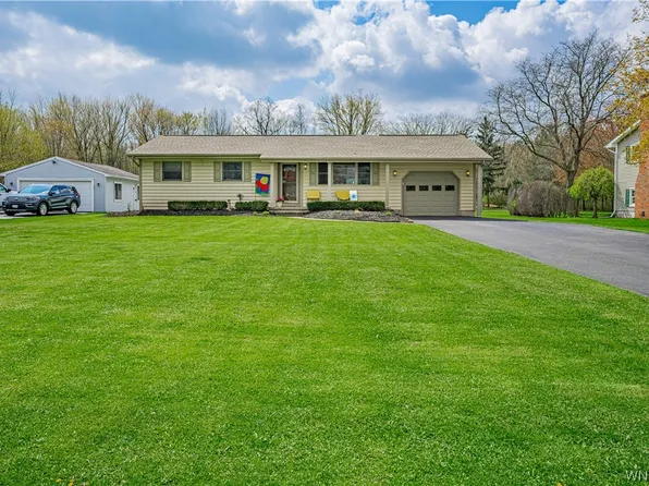 6456 Hope Ln, Lockport, NY 14094