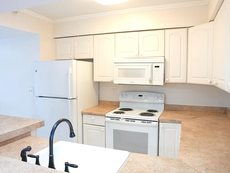 2112 S Cypress Bend Dr #404 — Photo 4