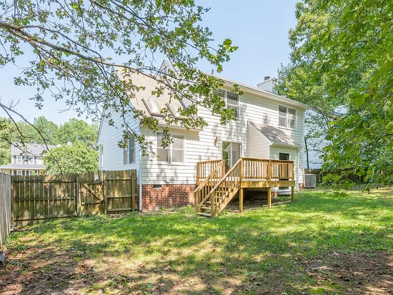 8915 Castle Point Dr — Photo 38