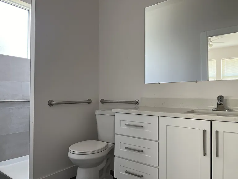 2104 E Columbus Dr — Photo 7