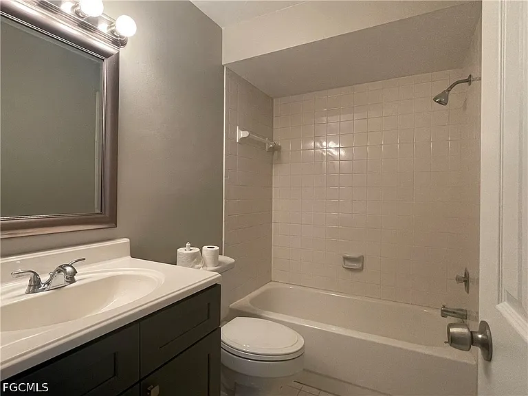 4003 SE 2nd Ave — Photo 14