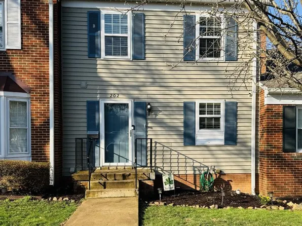 202 Leeds Ct E, Warrenton, VA 20186