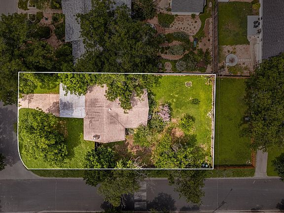 2nd image of 2802 Perry Ln