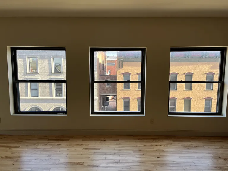 191 College St #402 — Photo 4