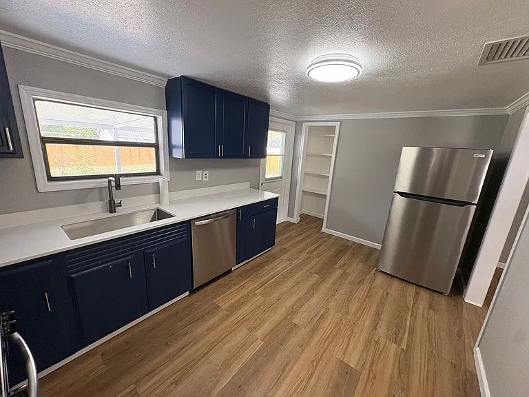 4021 Saunders — Photo 3