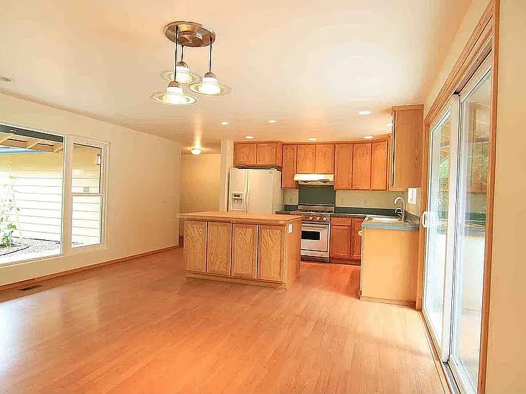 12235 NE 61st St — Photo 10