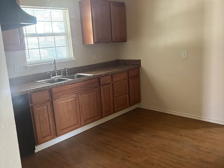 614 N 2nd St — Photo 3