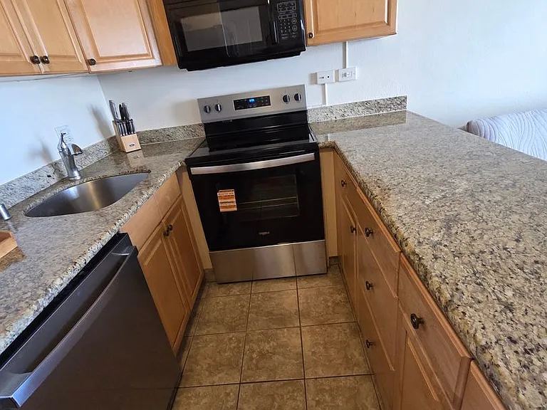 2140 Kuhio Ave #1007 — Photo 11