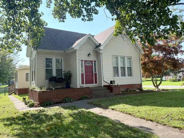 611 N 1st St, Fairfield, IL 62837