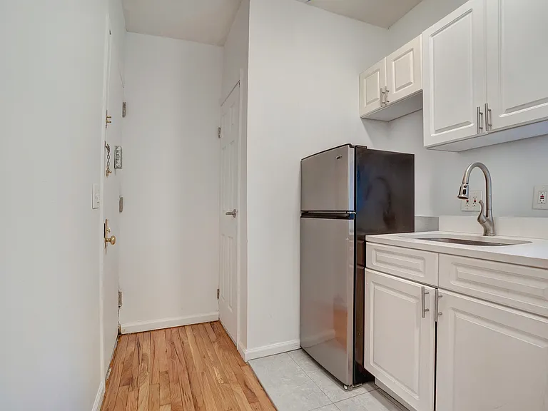412 W 49th St #3B — Photo 5