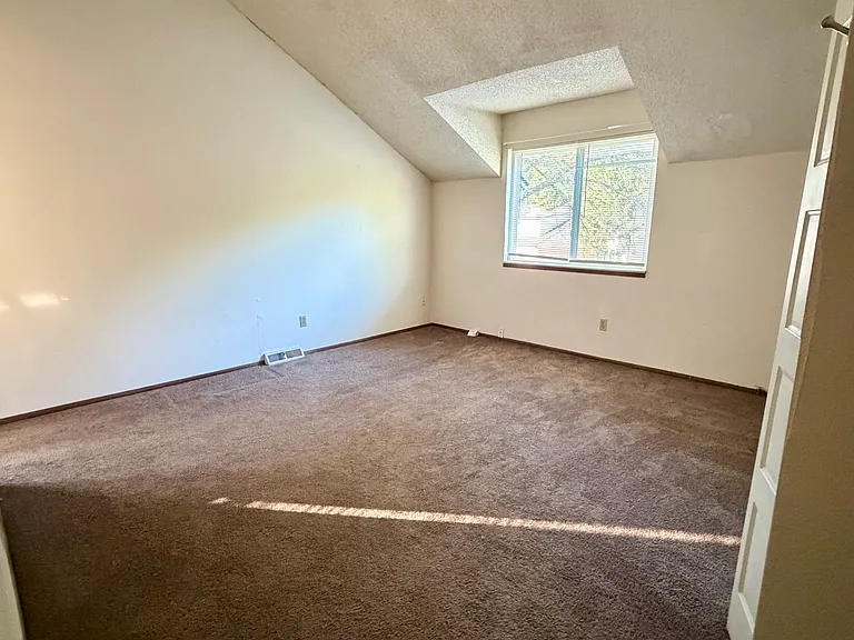 1212 Geneva Cir — Photo 5