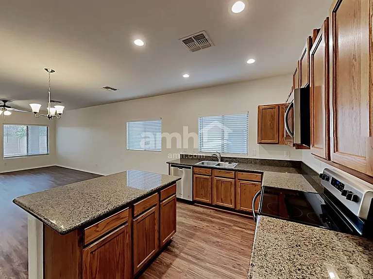 1232 W Desert Hollow Dr — Photo 4